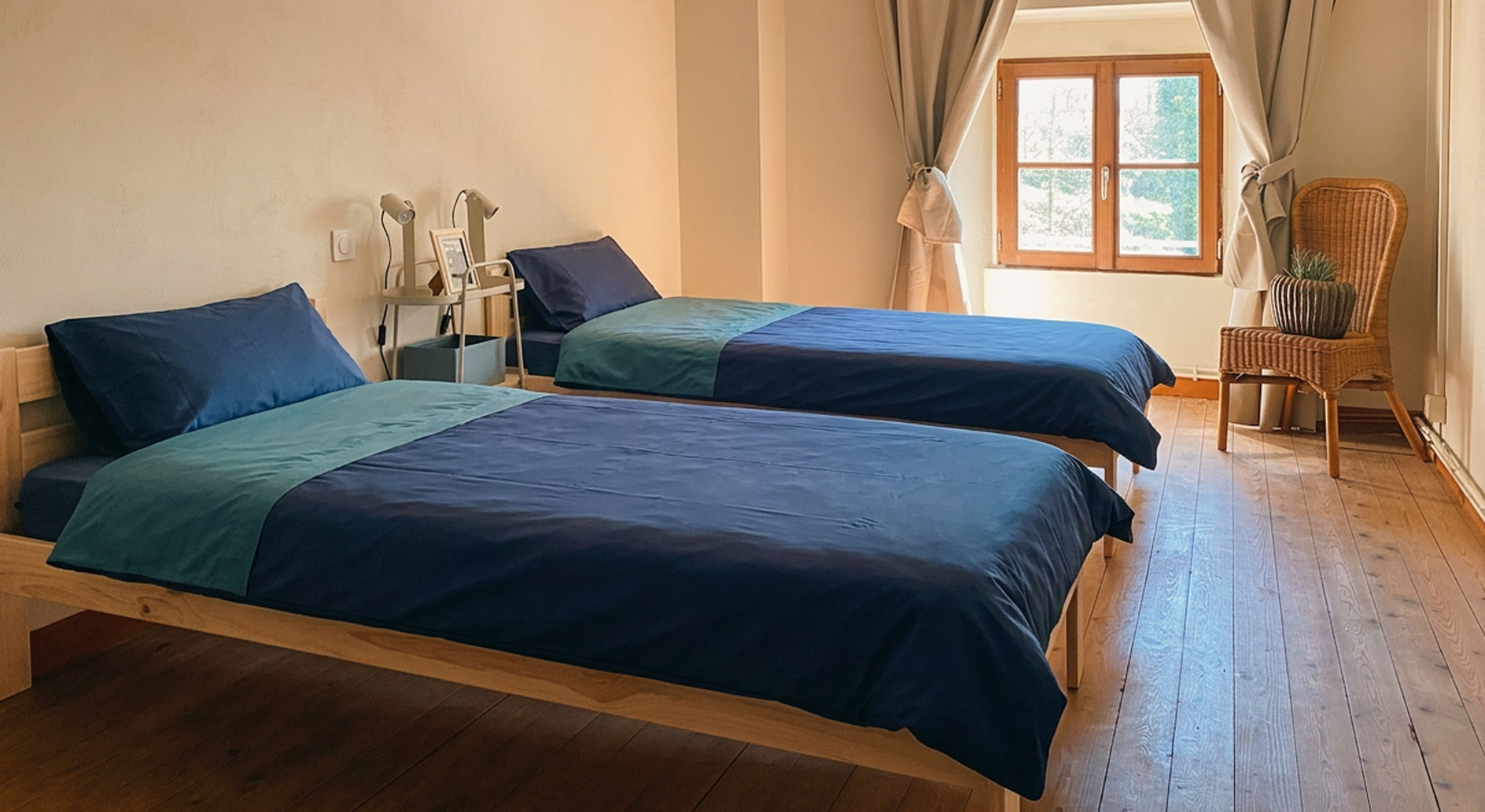 Lit solo dans le Gîte du Gacet à Trévérien en Bretagne en bordure du Canal d'Ille et Rance