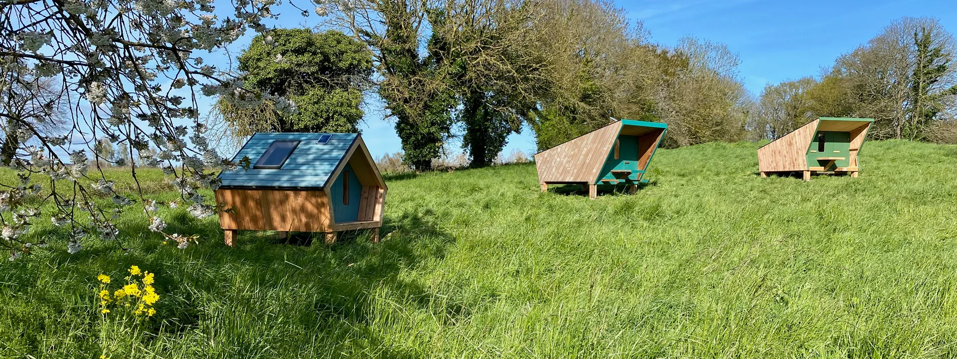 Lit solo dans le Gîte du Gacet à Trévérien en Bretagne en bordure du Canal d'Ille et Rance